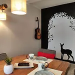 Hébergement de vacances Blaue Blume Mit 11 Kw Ladestation, Kamin, Terrasse, Eingezaeuntem Garten, Sauna, Wlan, Netflix, 2 Hunde Willkommen! Güntersberge